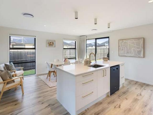 House for sale in Chaslands, Canterbury