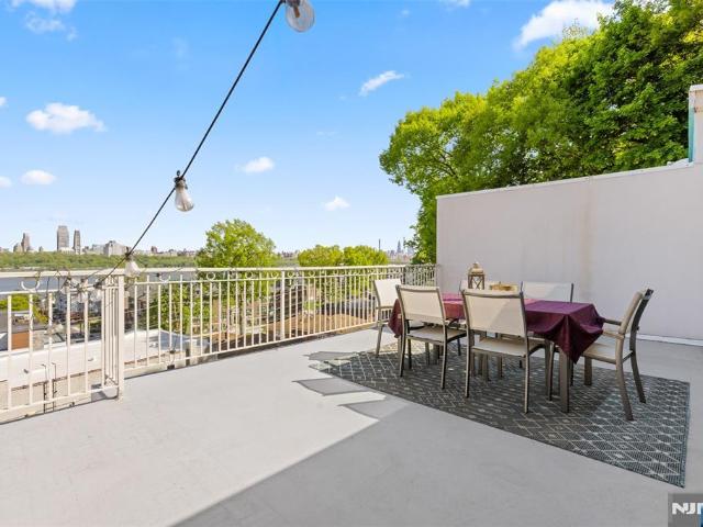 House for sale in Edgewater, New Jersey