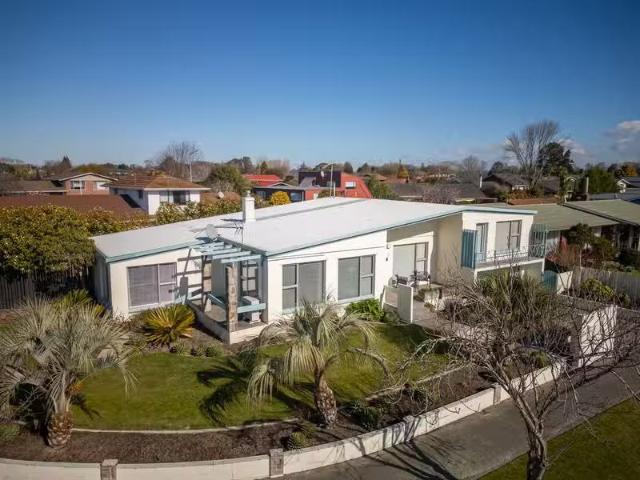 House for sale in Chaslands, Canterbury