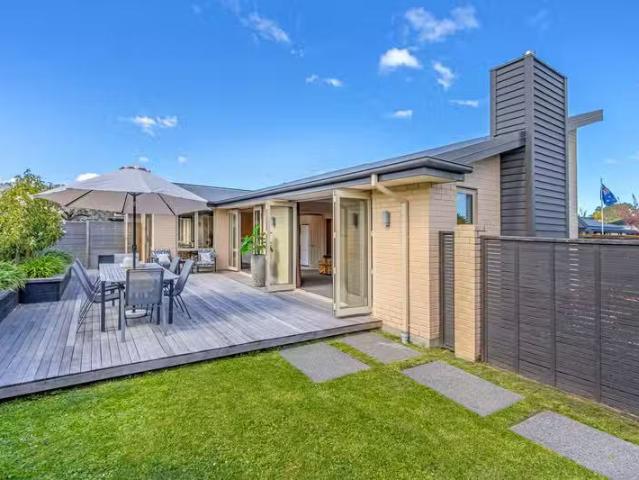 House for sale in Chaslands, Canterbury