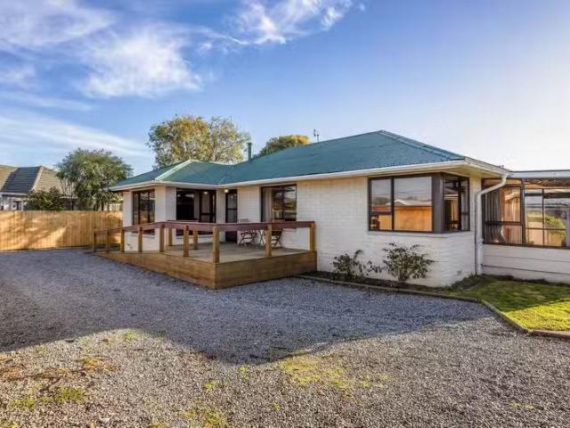 House for sale in Chaslands, Canterbury