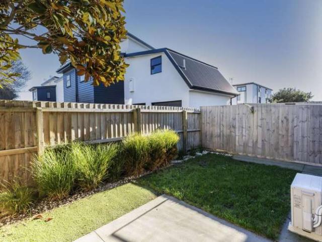 Townhouse for sale in Edgeware, Canterbury