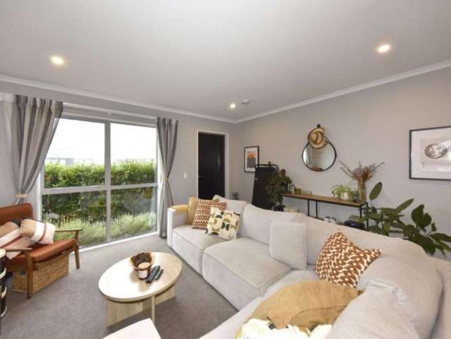 Property for sale in Chaslands, Canterbury