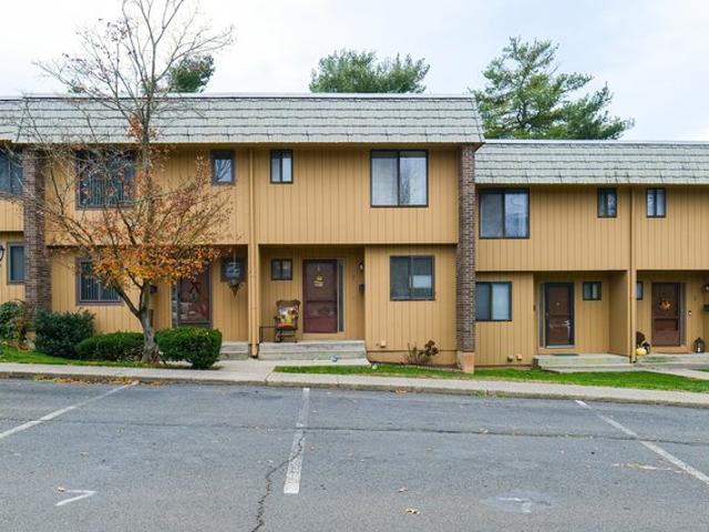 Townhouse for sale in Cromwell, Connecticut