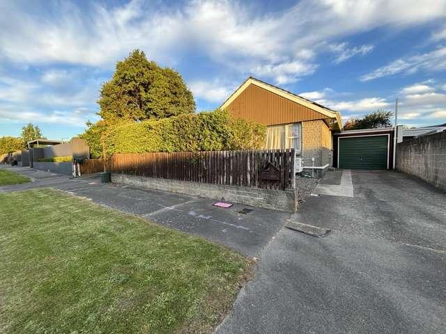 Townhouse for rent in Chaslands, Canterbury