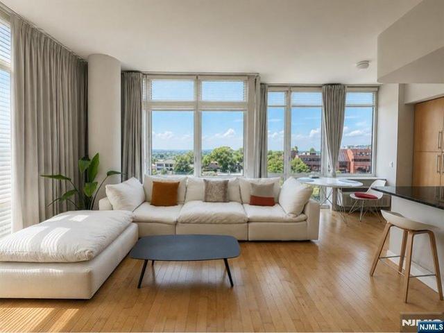 Condo for sale in Palisades Park, New Jersey