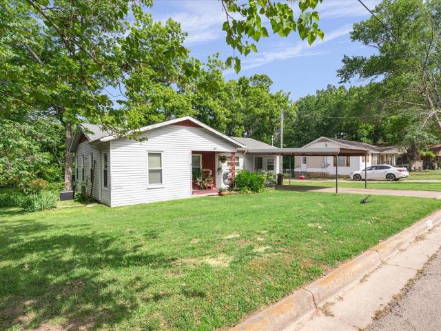 House for sale in Mineola