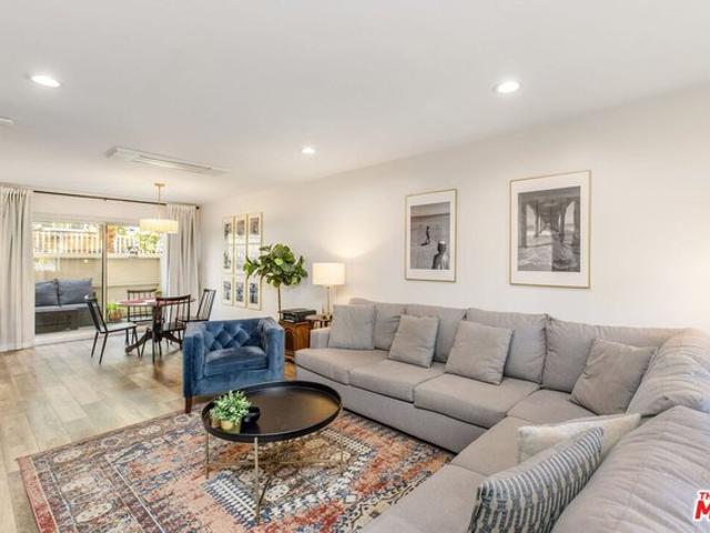 Townhouse for sale in Canoga Park, California