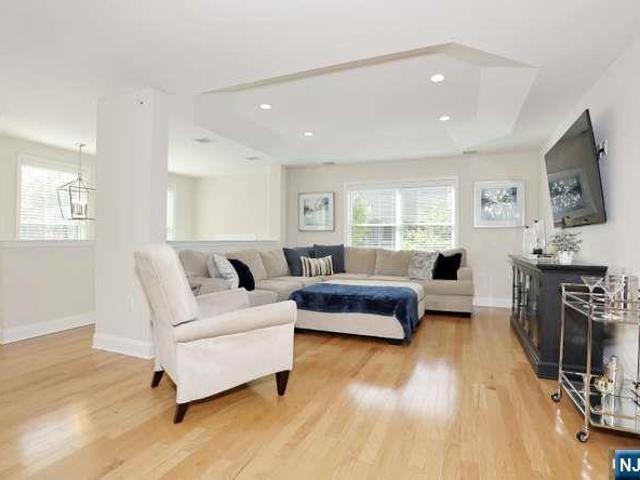 Condo for sale in Allendale, New Jersey