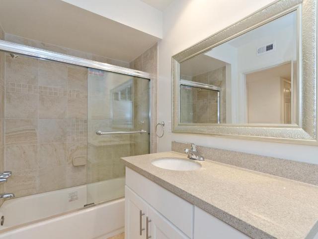 Apartment for rent in Canoga Park, California