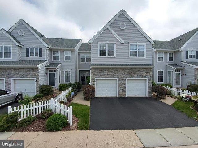 Townhouse for sale in Dayton, New Jersey