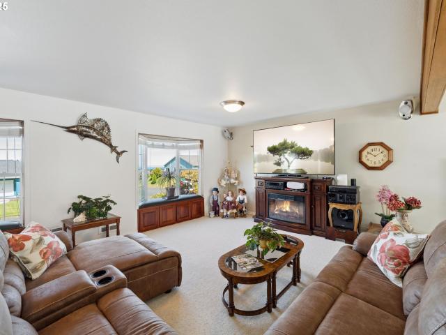 House for sale in Coos Bay