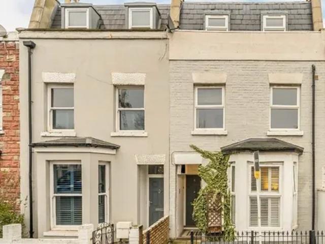 Apartment for rent in Summerstown, Greater London
