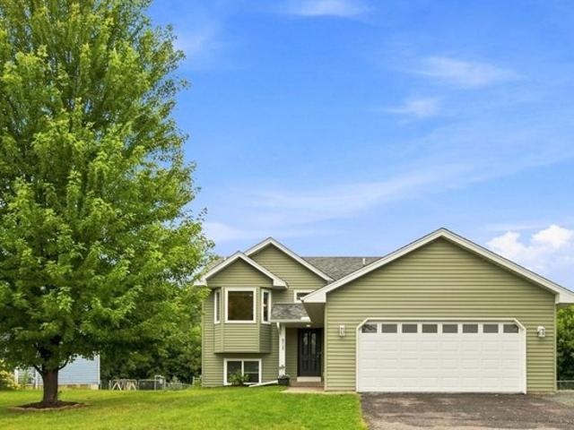 House for sale in Isanti, Isanti County