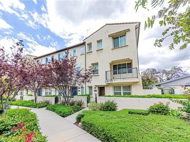 Townhouse for sale in Azusa, California