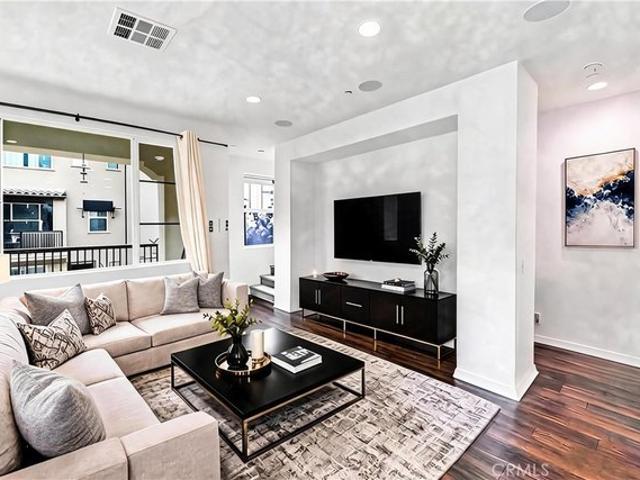 Townhouse for sale in Azusa, California