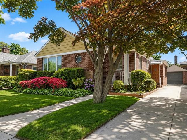 House for sale in Queens, Arverne