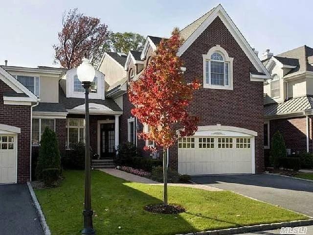 Townhouse for sale in Chatham at North Hills, Manhasset