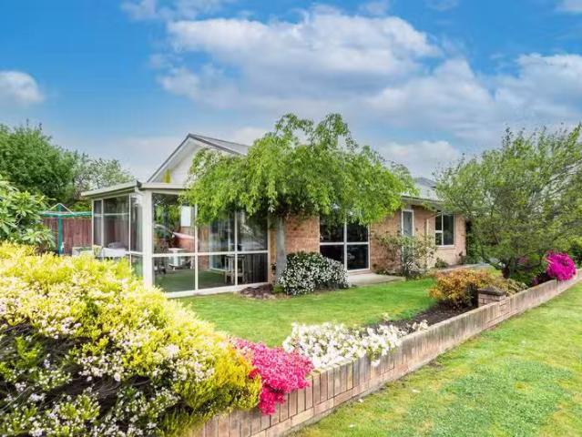 House for sale in Chaslands, Canterbury