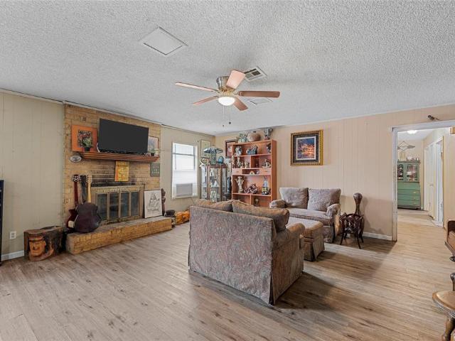 House for sale in Hewitt