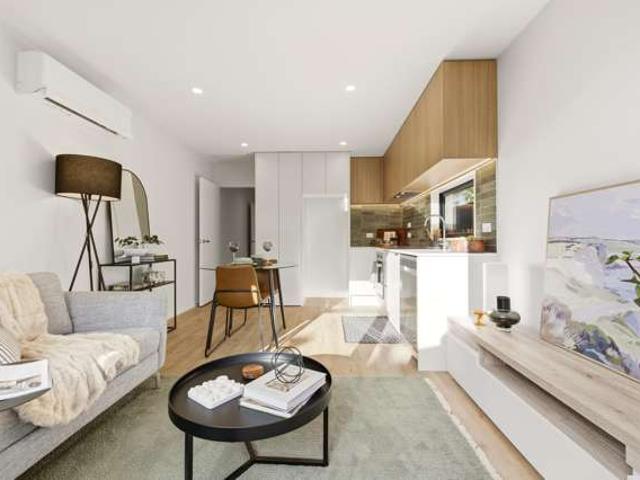 Townhouse for sale in Chaslands, Canterbury