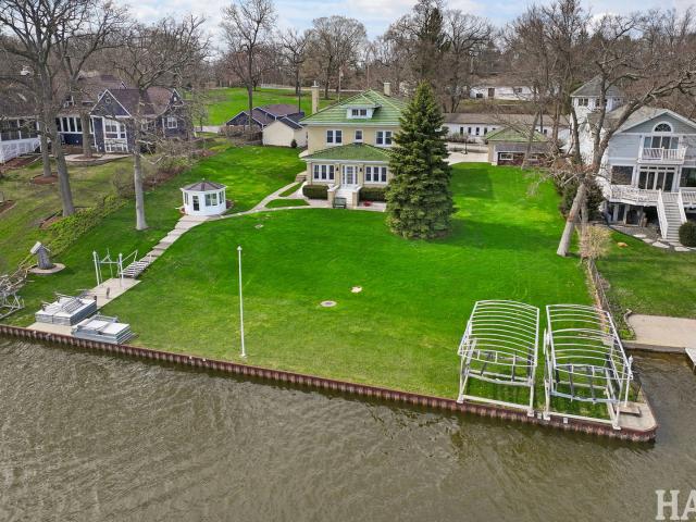 House for sale in Mchenry, Illinois