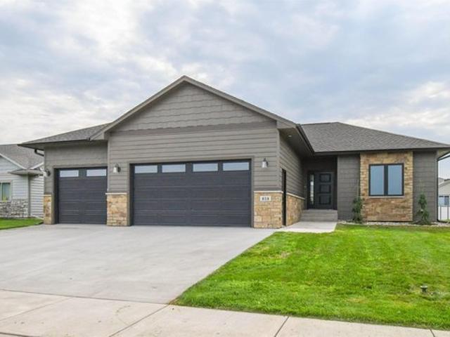 House for sale in Harrisburg, South Dakota