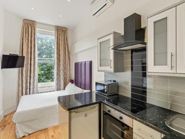 Apartment for sale in Lyons, Greater London