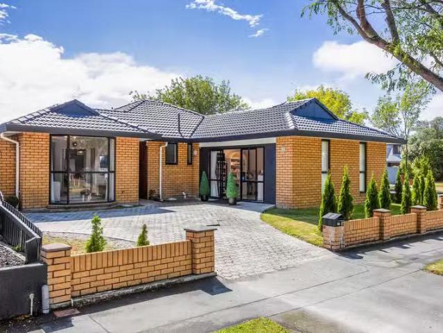 House for sale in Chaslands, Canterbury