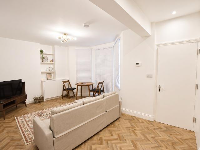 Apartment for rent in North Kensington, Greater London