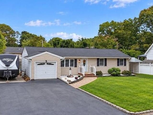 House for sale in Mastic, Town of Brookhaven