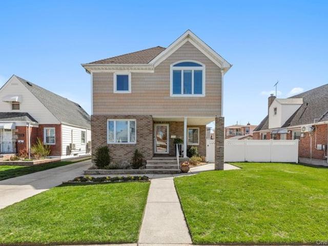 House for sale in Queens, Arverne