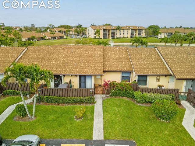 Townhouse for sale in Greenacres, Florida