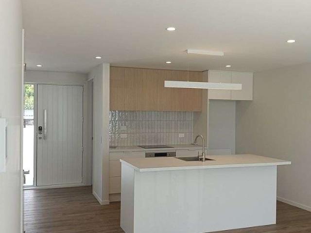 Townhouse for rent in Chaslands, Canterbury