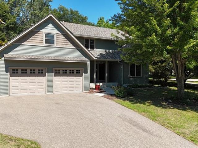 House for sale in Southcross Woodss, Burnsville