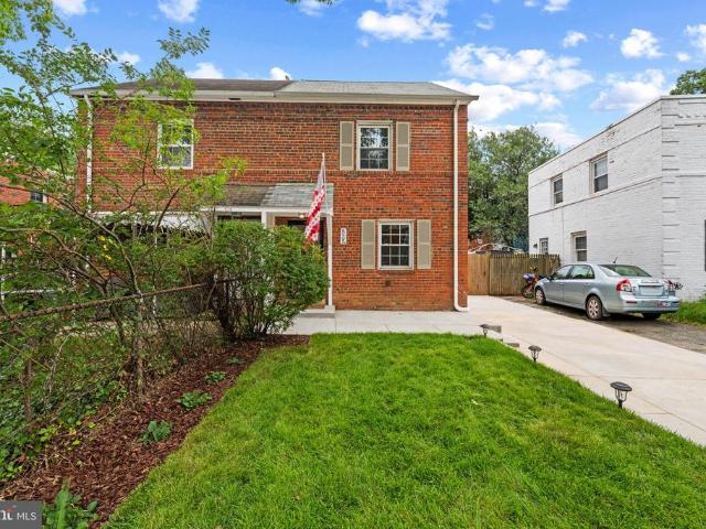 Townhouse for sale in Westmont, Arlington