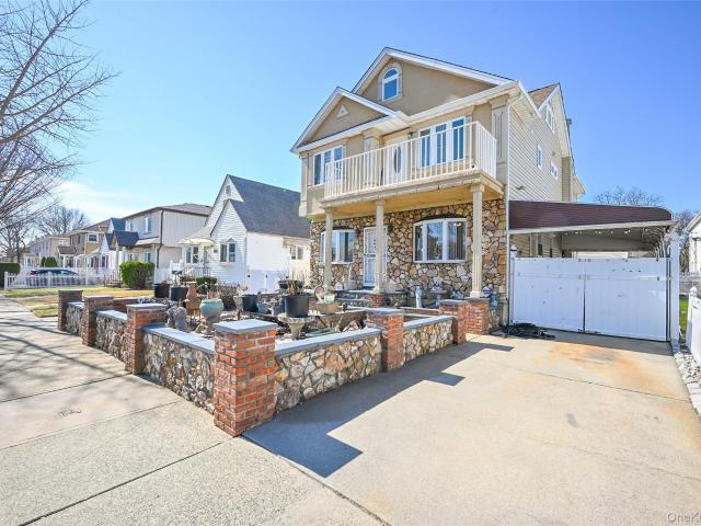 Townhouse for sale in Queens, Arverne