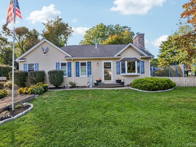 House for sale in Rockland Lake, Congers