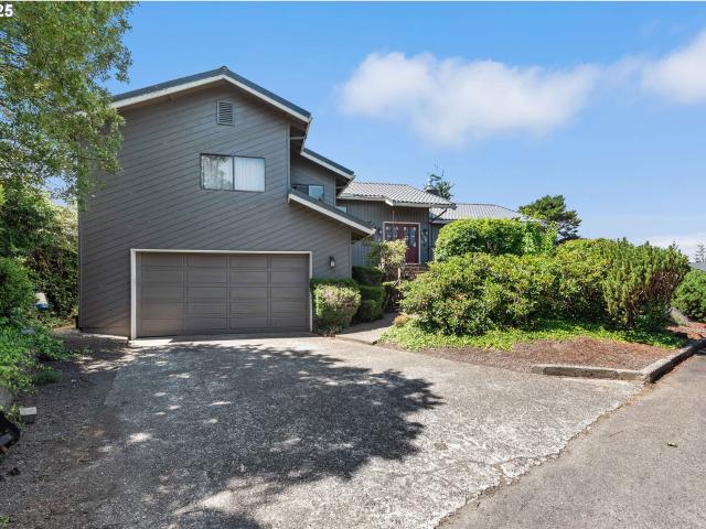 House for sale in Coos Bay