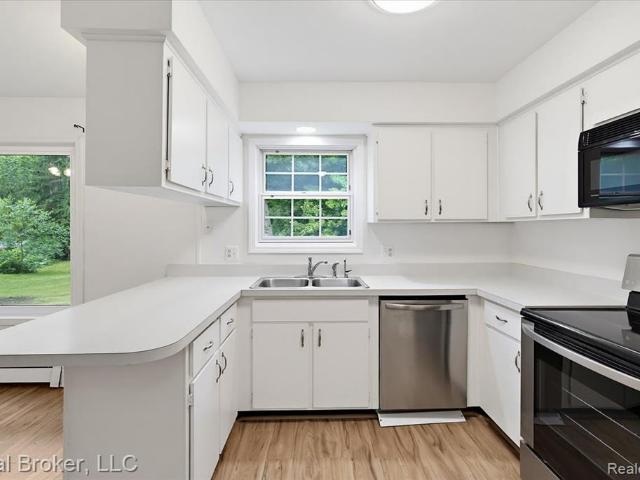 House for sale in Ore Lake Shores Country Club, Hamburg Township