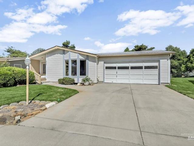 House for sale in Garden City