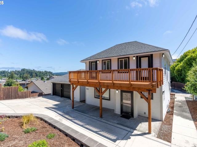 House for sale in Coos Bay