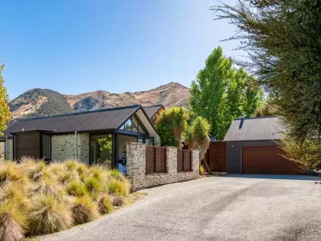 House for sale in Otakou