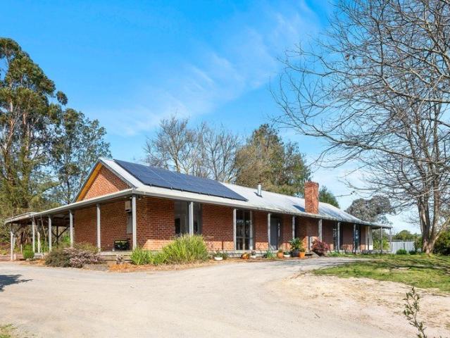 Cottage for sale in Gladysdale, Melbourne