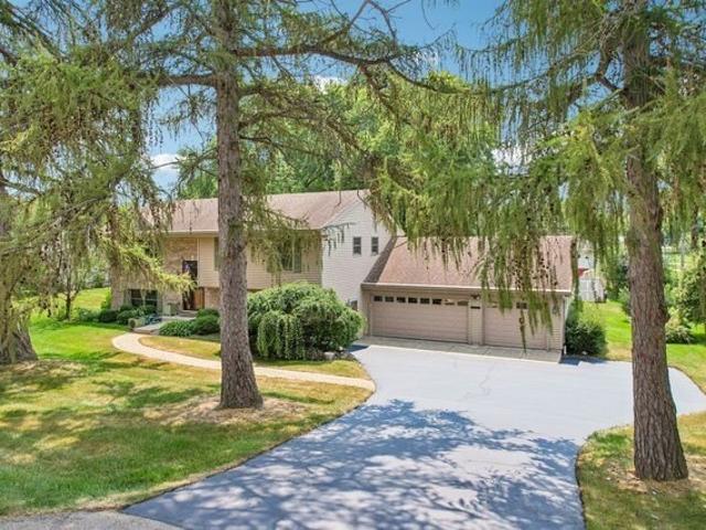 House for sale in Mchenry, Illinois
