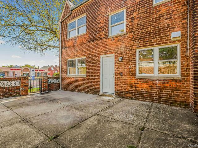 House for sale in Queens, Arverne