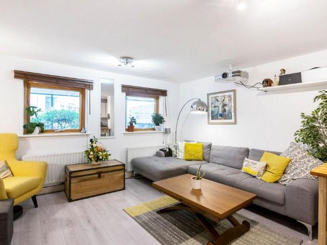 Apartment for rent in Poplar Grove, Greater London