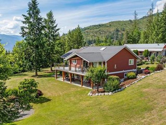 House for sale in Sirdar, British Columbia
