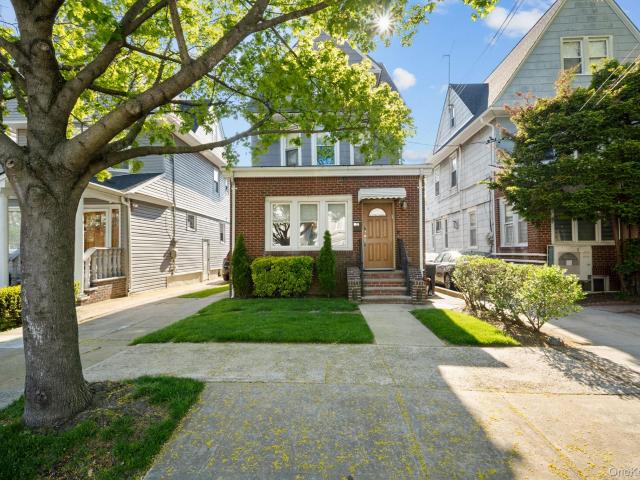 House for sale in Queens, Arverne