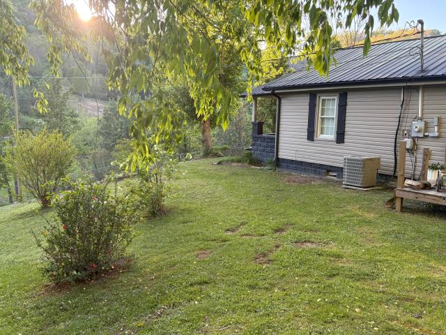 House for sale in Flat Lick, Kentucky